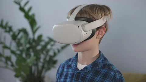 Boy enjoying VR headset. Stock-Footage 172494803