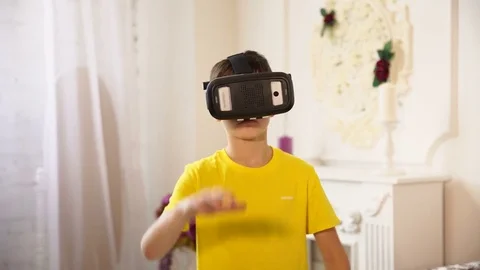 Boy Experiencing Virtual Reality. Video stock 76586682