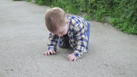 The boy falls on the asphalt 動画素材 133558113