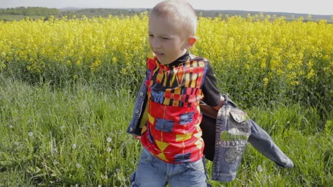 Boy in a field with blooming rapeseed Stock-Footage 321387551