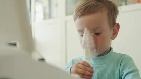 Boy getting respiratory treatment through a nebulizer mask. Stock-Footage 334848491
