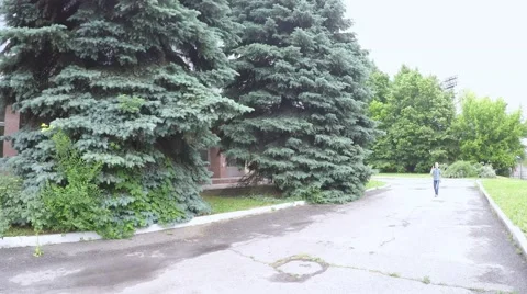 The boy is going around the city. 库存影片 51585151