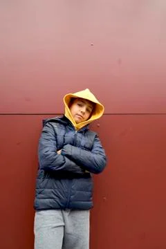 Boy with green eyes posing like a model on the street . Foto stock