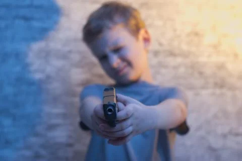 The boy with the gun pointing, Foto stock