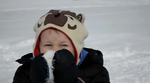 Boy hams it up in winter Vidéo 40340545