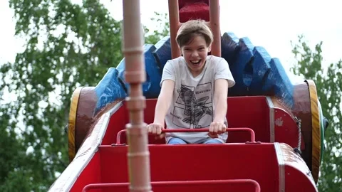 The boy has fun on the rides. Large swing, high rises in the air and falls 库存影片 92119904