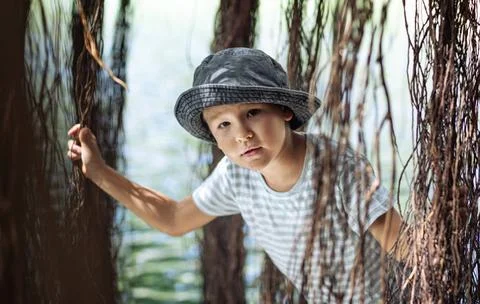 Boy having fun on the lake Boy having fun on the lake with banyan tree ,mo... Fotos Stock