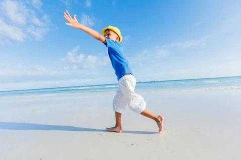 Boy having fun on tropical ocean beach. Kid during family sea vacation. Foto stock