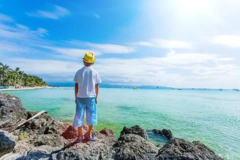 Boy having fun on tropical ocean beach. Kid during family sea vacation. Foto stock