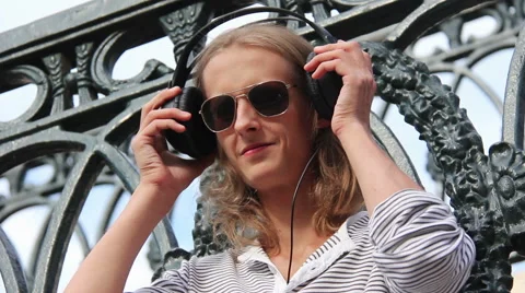 Boy in headphones average plan Video stock 40384721