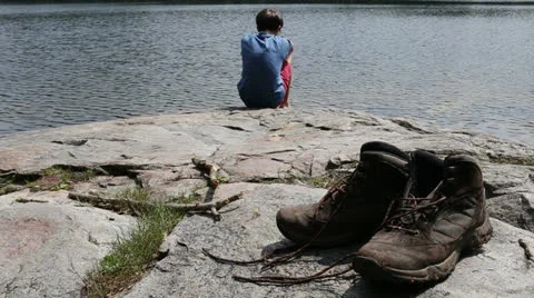 Boy hiker at lake Video stock 25008063