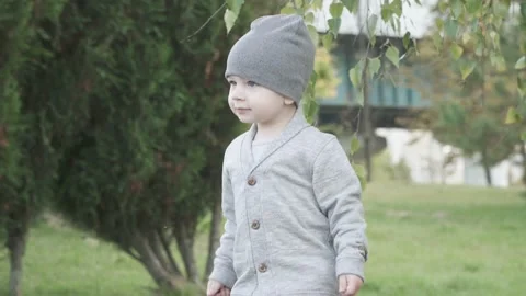 Boy on a hillside in park 스톡 동영상 140788967