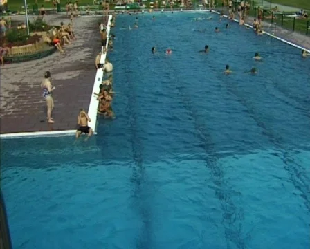 Boy Jumping from Diving Board (Slow motion) Vídeo Stock 267871