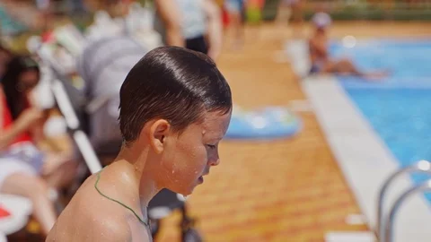 Boy jumping in pool Vidéo 121111925