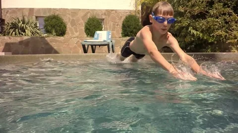 Boy jumping in the pool. Underwater view. Slow motion Video stock 65881907