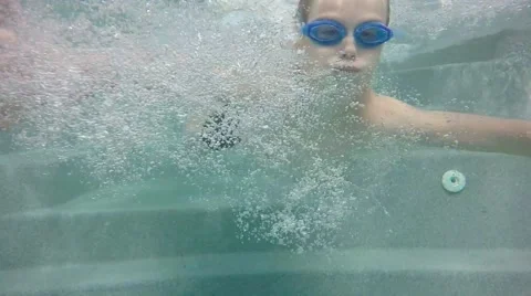 Boy jumping in the pool. Underwater view. Slow motion 库存影片 65882006