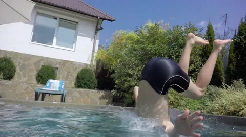 Boy jumping in the pool. Underwater view. Video stock 65882146