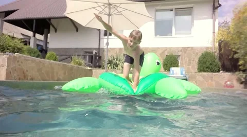 Boy jumping in the pool. Underwater view. Video stock 66283688