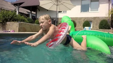 Boy jumping in the pool. Underwater view. 库存影片 66283708