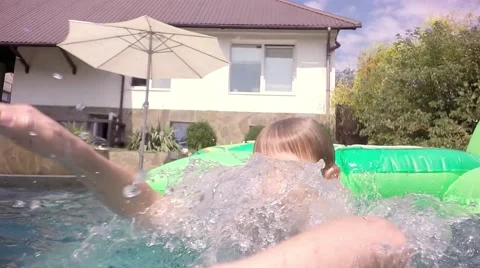 Boy jumping in the pool. Underwater view. Video stock 66285115