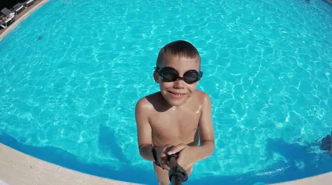 Boy jumps into pool Video stock 55302918