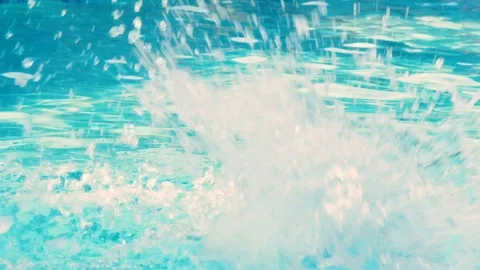Boy jumps into a pool in slow motion Video stock 121550844