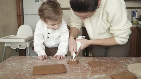 Boy in the kitchen sorts Video stock 149254110
