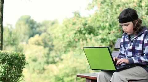 Boy with laptop in the bench park 스톡 동영상 8549827