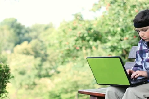 Boy with laptop in the bench park 스톡 동영상 8549829