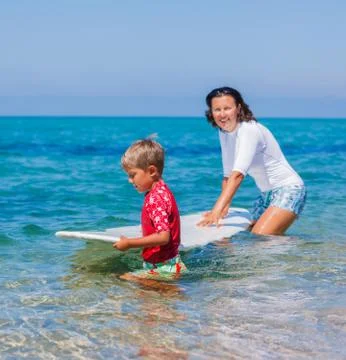Boy learning surfing Foto stock