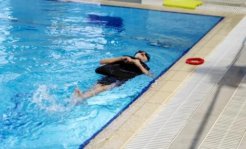 Boy learning to swim in the pool Stock-Fotos
