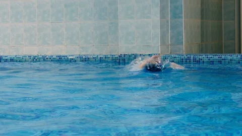 Boy learning to swim in swimming pool Vidéo 110468905