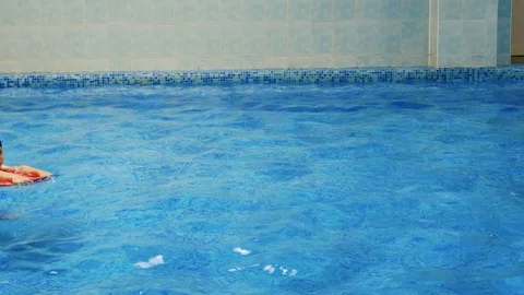 Boy learning to swim in swimming pool Vidéo 110468917