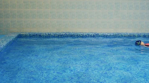 Boy learning to swim in swimming pool Vidéo 110468919