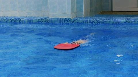 Boy learning to swim in swimming pool Vídeos de archivo 110468923