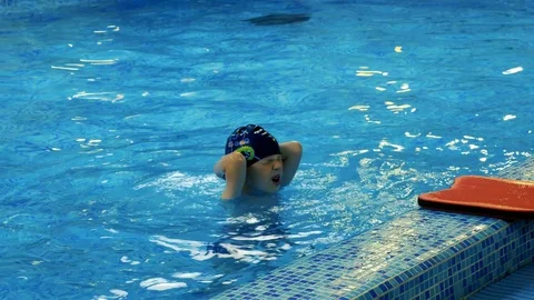 Boy learning to swim in swimming pool Vidéo 110469003