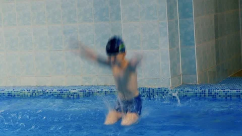 Boy learning to swim in swimming pool Vidéo 110469018