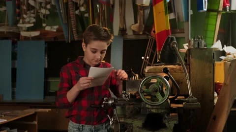 Boy learning to work on a locksmith machine Vidéo 171011703