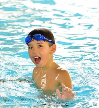 The boy learns to swim in the pool 库存照片