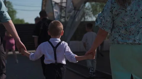 A boy is led by his parents hands, slow-motion video 库存影片 329092382