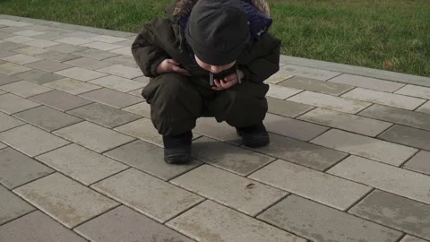 Boy looking at an earthworm Vídeos de archivo 142197612