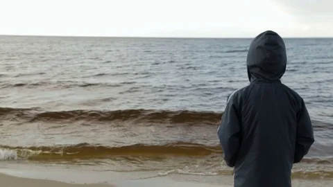 Boy looking at the sea, rear view Vidéo 76940317