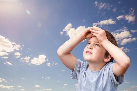 Boy looking to the sky Foto stock