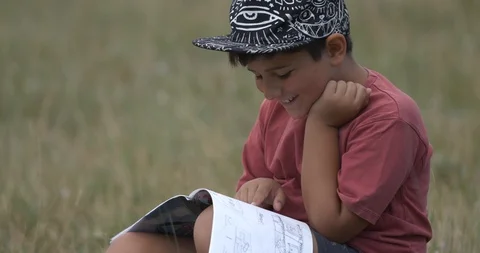 The boy is looking at something in the album Vídeo Stock 92004705