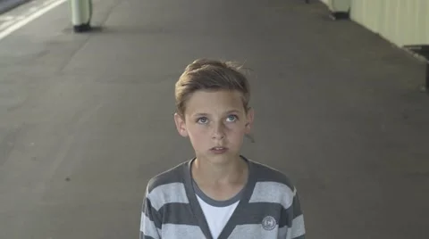 Boy Looking Up In Wonder Vídeo Stock 64897476