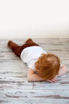 The boy is lying on the floor Foto stock