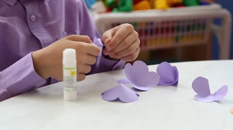 The boy makes the application of the paper Видео 63220337