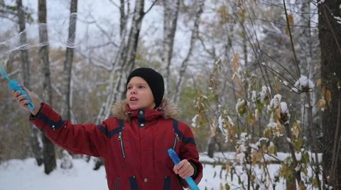 Boy makes big soap bubbles in the Park with delight Vidéo 68839202