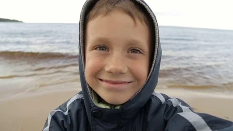 The boy makes selfie on the background of the sea Vidéo 76940000