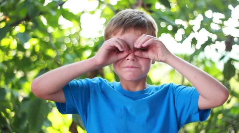 Boy Making Binoculars With His Hands Vídeo Stock 40671140